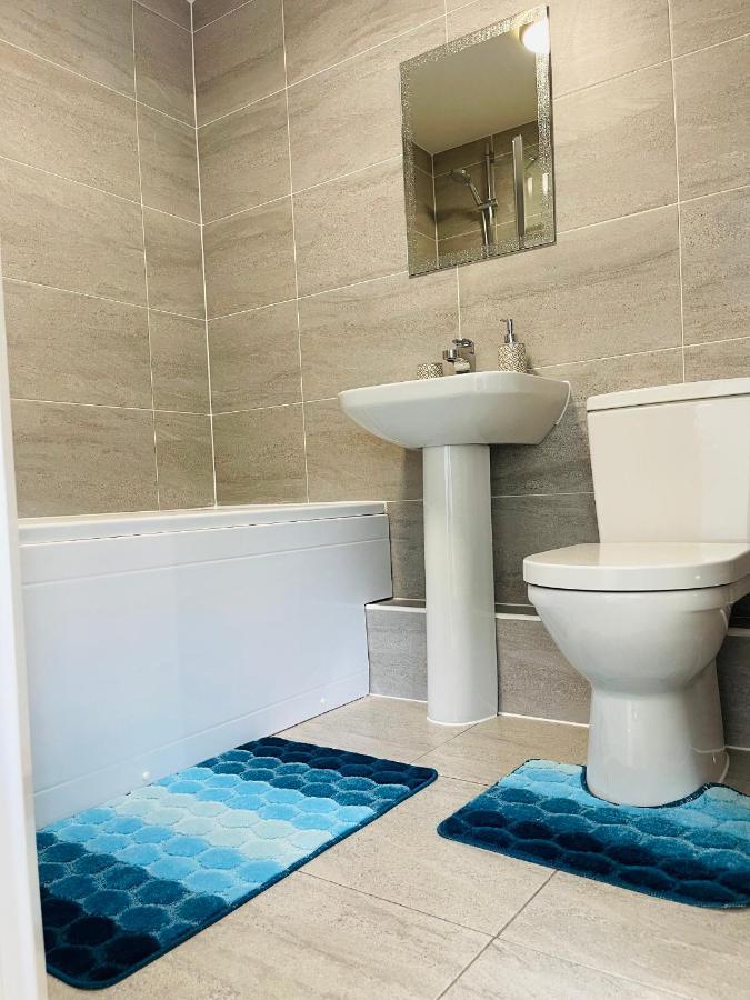 Villa Cheerful 2-Bed Townhouse In Wakefield With Parking Exterior foto